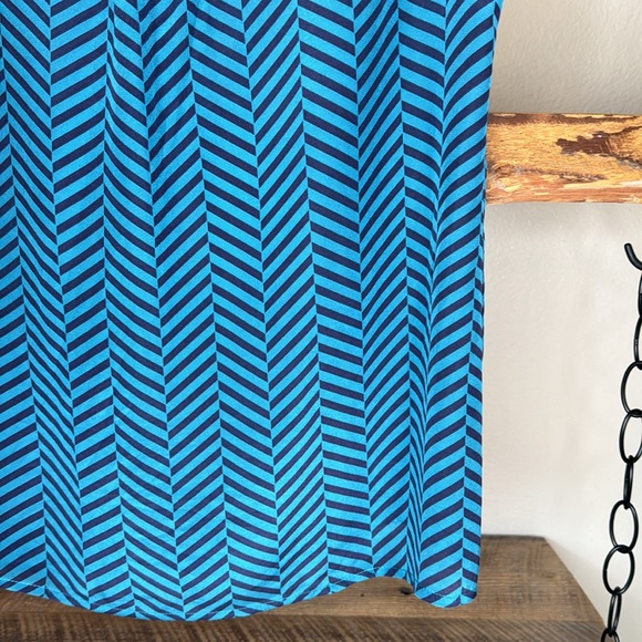 Banana Republic women’s silk sleeveless geometric pattern blue blouse, size XS - Picture 12 of 14
